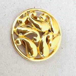 Paisley Pattern Rich Gold Tone Round Shape Vintage Scarf Clip
